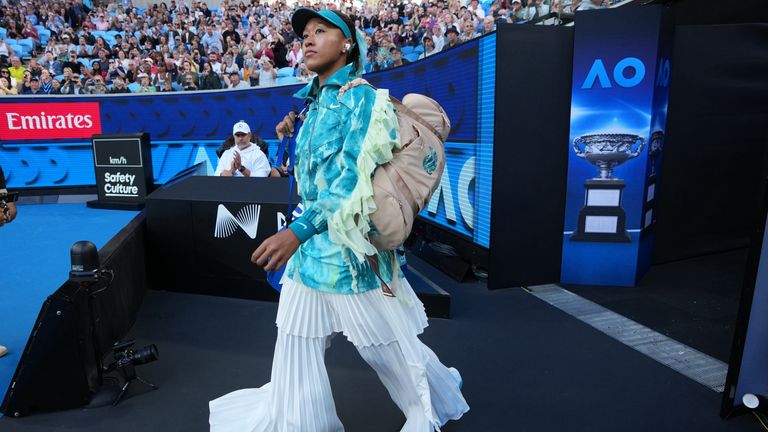 Naomi Osaka, du Japon, entre sur le terrain pour son match du deuxième tour contre Sorana Cirstea, de Roumanie, à l'Open d'Australie de tennis.