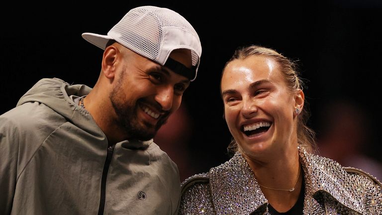 Aryna Sabalenka et Nick Kyrgios rient avant leur match de tennis de la Bataille des Sexes à Dubaï, aux Émirats arabes unis, le dimanche 28 décembre 2025. (Amr Alfiky/Pool Photo via AP)