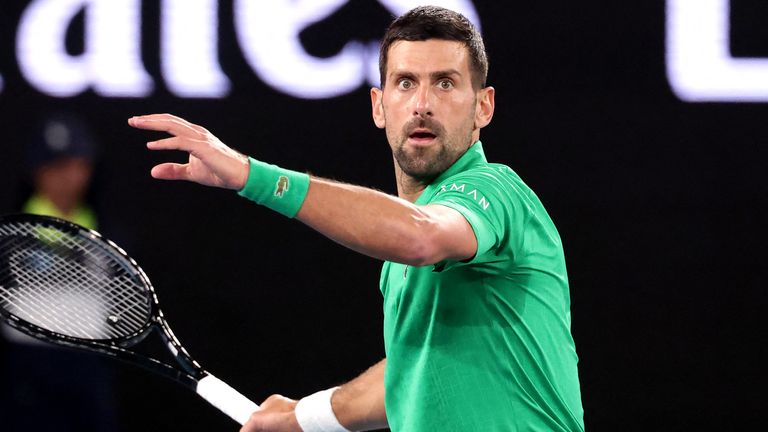 Novak Djokovic, de Serbie, revient à Pedro Martinez, d'Espagne, lors de son match de simple masculin le deuxième jour de l'Open de tennis d'Australie.