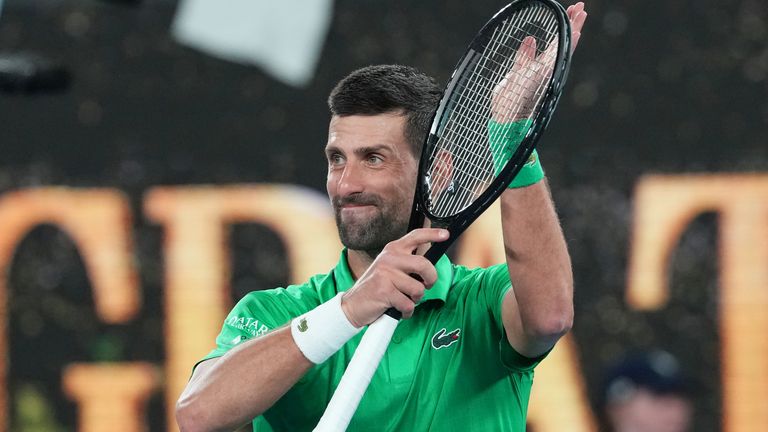 Novak Djokovic de Serbie célèbre après avoir battu Pedro Martinez d'Espagne lors de leur premier match au championnat de tennis de l'Open d'Australie