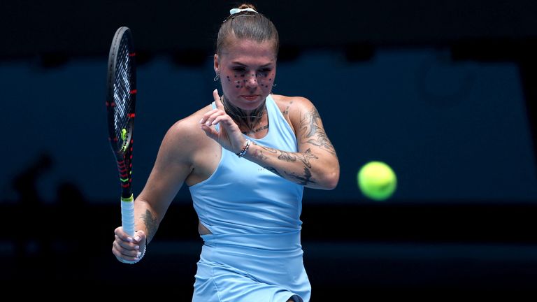 Oleksandra Oliynykova, en Ukraine, réagit sur un point aux Madison Keys aux États-Unis lors de leur match féminin simple le troisième jour de l'Op australien