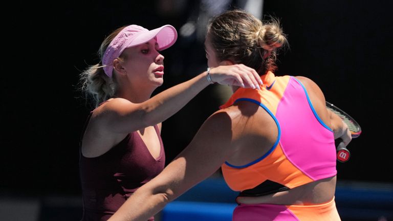 Aryna Sabalenka, à droite, de Biélorussie, est félicitée par Anastasia Potapova