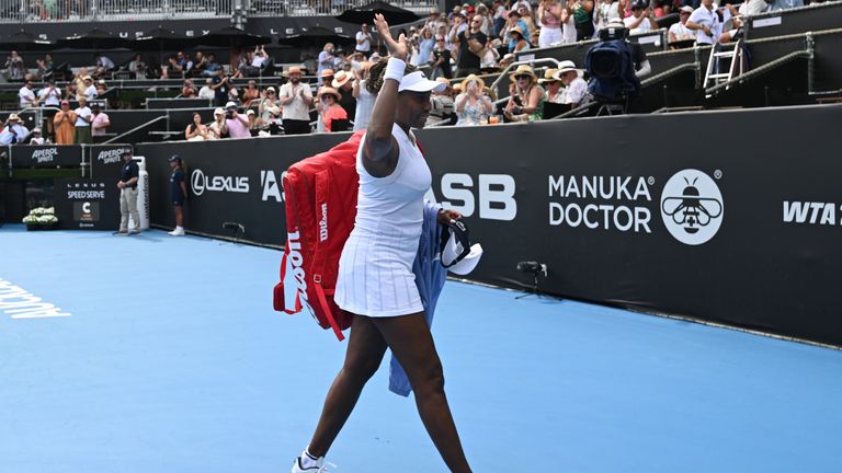 Venus Williams, des États-Unis, fait la vague alors qu'elle quitte le terrain après son match contre Magda Linette, de Pologne, à l'ASB Classic Women's Tenni