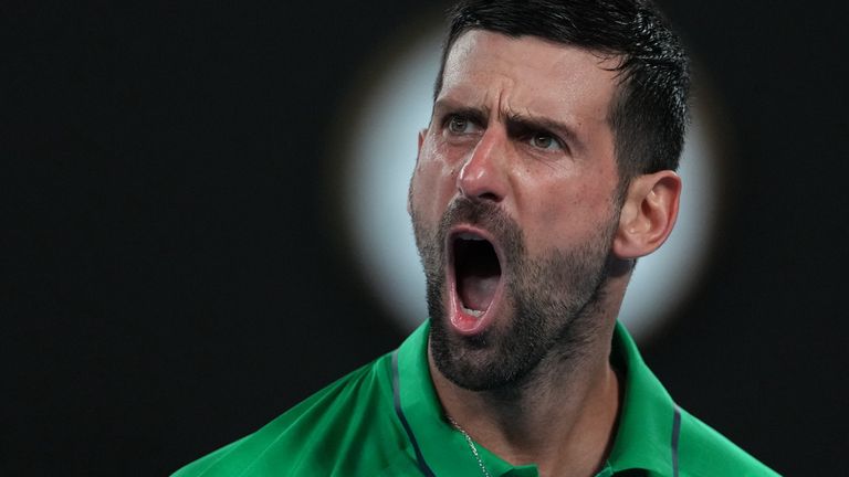 Le Serbe Novak Djokovic réagit lors de son match de demi-finale contre l'Italien Jannik Sinner à l'Open d'Australie de tennis à Melbourne, en Australie, le samedi 31 janvier 2026. (AP Photo/Asanka Brendon Ratnayake)