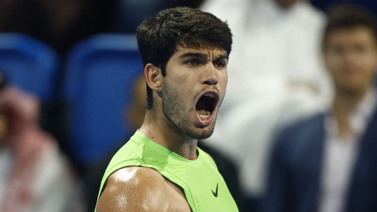Carlos Alcaraz, de l'Espagne, réagit lors de son match de demi-finale masculin contre Andrey Rublev, de la Russie, lors du tournoi de tennis Open du Qatar.