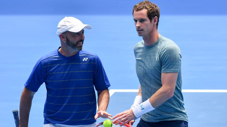 Andy Murray et son entraîneur Jamie Delgado lors d'un match d'entraînement contre Novak Djokovic, tête de série numéro un, à la Margaret court Arena, avant le tournoi de tennis Australian Open Grand Slam 2019 à Melbourne, en Australie. Sydney Low/Cal Sport Media (Image de crédit : © Sydney Low/CSM via Zuma Wire) (Cal Sport Media via AP Images)