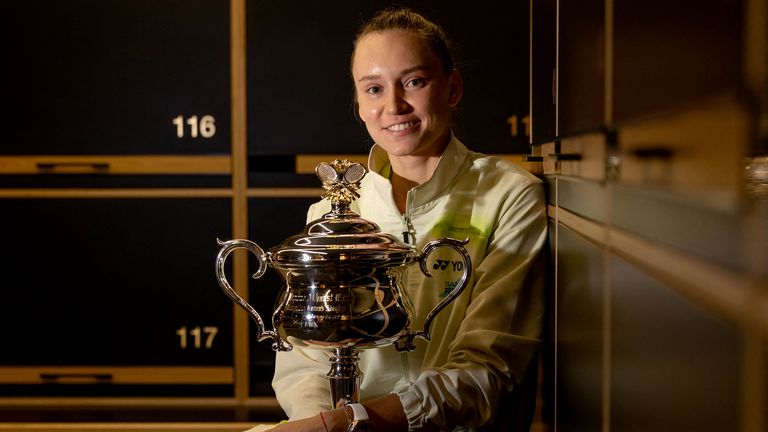 Cette photo publiée par Tennis Australia le 1er février 2026 montre Elena Rybakina du Kazakhstan posant avec l'Open d'Australie 2026.
