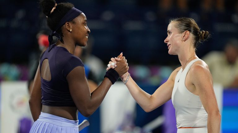 Elina Svitolina, à droite, d'Ukraine, serre la main de Coco Gauff, des États-Unis, après que Svitolina ait remporté sa demi-finale au Dubai Duty Free