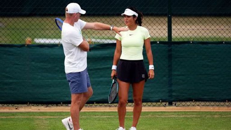 Emma Raducanu avec son entraîneur Mark Petchey lors d'une séance d'entraînement le quatrième jour des Championnats de Wimbledon 2025 au All England Lawn