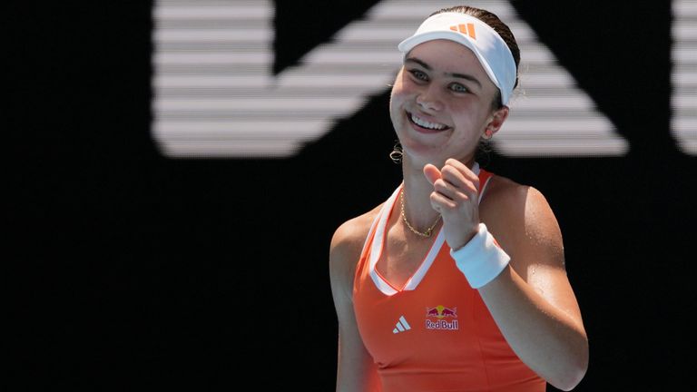 Iva Jovic des États-Unis célèbre après avoir battu Yulia Putintseva du Kazakhstan lors de leur quatrième match à l'Open de tennis d'Australie