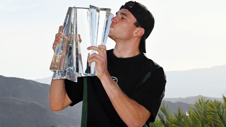Jack Draper embrasse le trophée d'Indian Wells après avoir remporté son premier événement Masters 1000 (Associated Press)