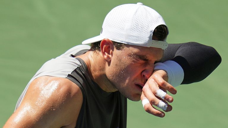 Jack Draper essuie la sueur de son visage entre deux services contre Federico Agustin Gomez à l'US Open
