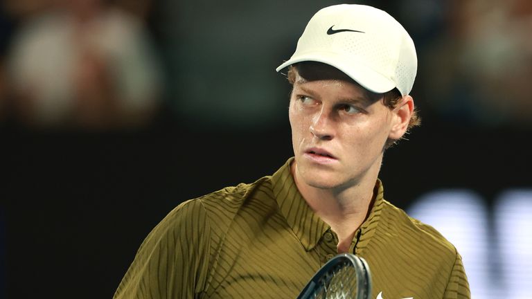 Jannik Sinner, d'Italie, réagit lors de la demi-finale masculine contre Novak Djokovic, de Serbie, au cours du 13e jour de l'Open d'Australie 2026 à M