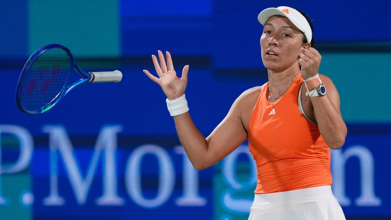 Jessica Pegula, des États-Unis, réagit après avoir battu sa compatriote Amanda Anisimova lors de leur demi-finale au Dubai Duty Free Ten