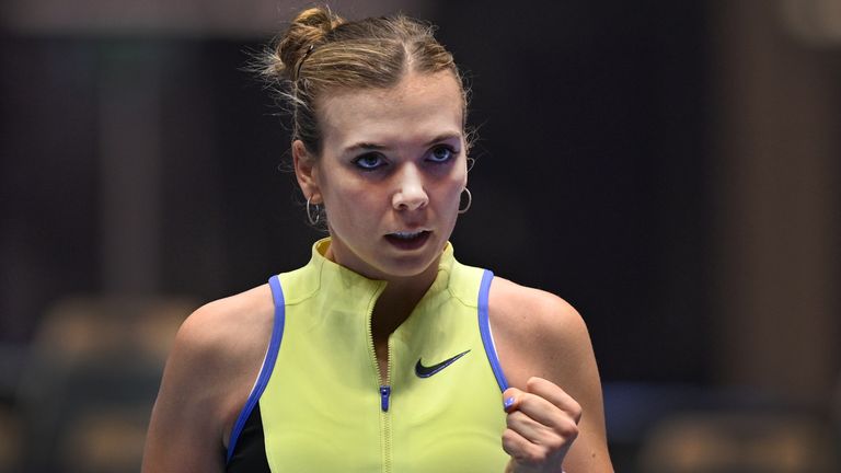 Katie Boulter (Royaume-Uni) en action lors du match contre Katie Volynets (États-Unis) dans le cadre du tournoi de tennis féminin WTA Ostrava Open à Ostrava,