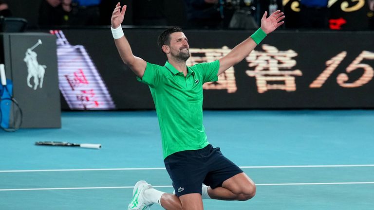 Novak Djokovic de Serbie célèbre après avoir battu Jannik Sinner d'Italie lors de leur match de demi-finale à l'Open d'Australie de tennis
