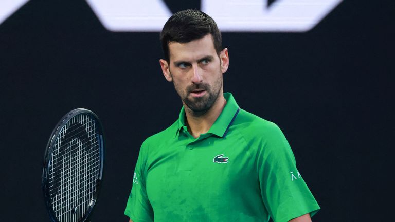 Novak Djokovic de Serbie réagit après un point contre Carlos Alcaraz d'Espagne lors de leur match final masculin le quinzième jour de l'Aus