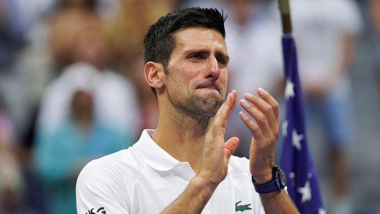 Novak Djokovic, de Serbie, réagit à la foule après avoir perdu contre Daniil Medvedev, de Russie, lors de la finale du simple messieurs de l'US Open de tennis