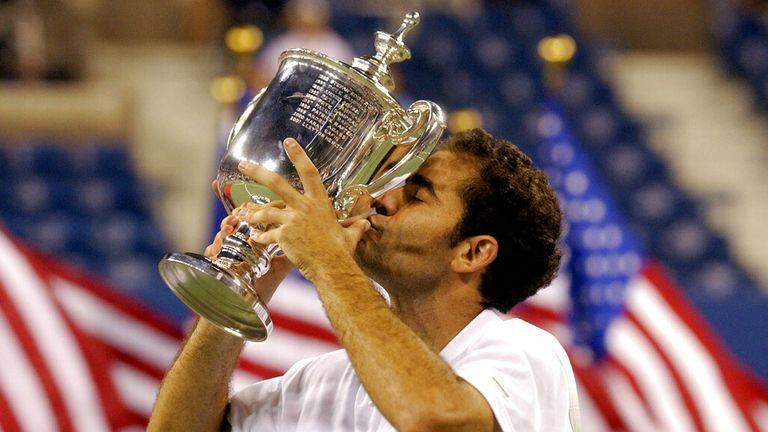 Pete Sampras, des États-Unis, détient son trophée après sa victoire 6-3, 6-4, 5-7, 6-4 sur son compatriote Andre Agassi lors de la finale masculine à l'US Open S.