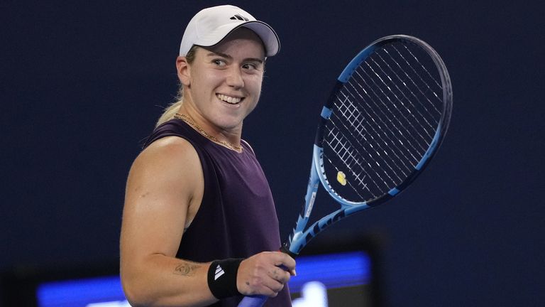 Sonay Kartal, d'Angleterre, réagit après avoir battu Mirra Andreeva lors du match simple féminin du tournoi de tennis China Open, au National Tennis Center, à Pékin, le mercredi 1er octobre 2025. (AP Photo/Andy Wong)