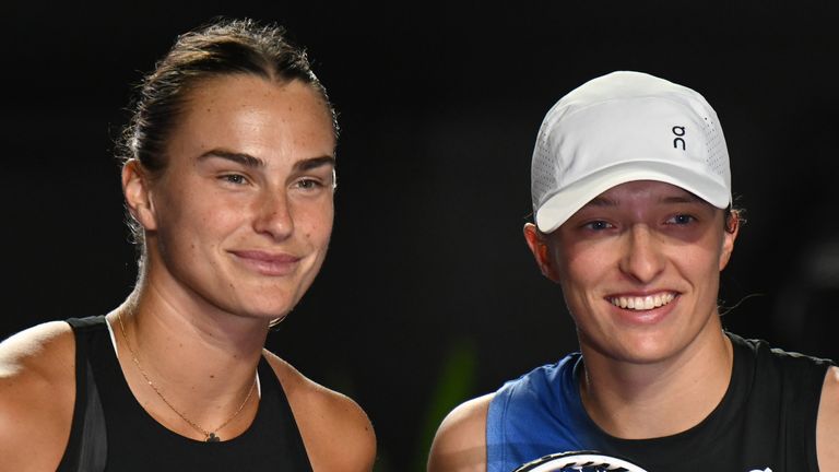 CANCUN, MEXIQUE - 4 NOVEMBRE : .(LR) Aryna Sabalenka avec Iga Swiatek de Pologne, avant le deuxième match de demi-finale du jour 7 des finales GNP Seguros WTA Cancun 2023, dans le cadre du Hologic WTA Tour, le 4 novembre 2023, à Cancun, Quintana Roo, Mexique. (Photo d'Artur Widak/NurPhoto)