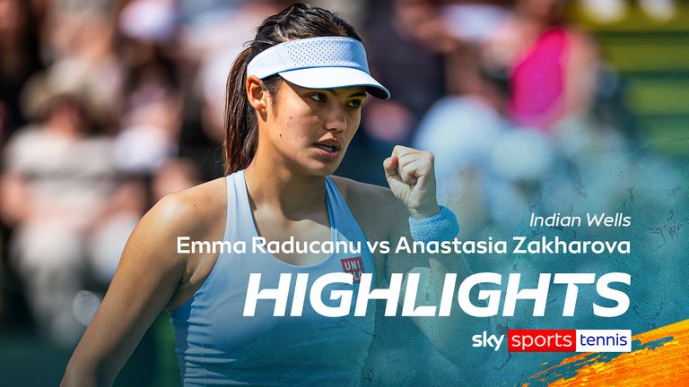 Emma Raducanu, de Grande-Bretagne, réagit en jouant contre Anastasia Zakharova au deuxième tour du troisième jour de l'Open BNP Paribas à Indian Wells 