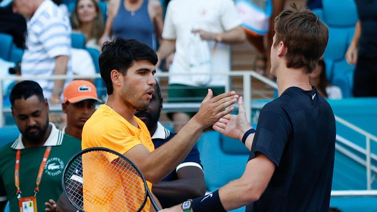 Carlos Alcaraz et Sebastian Korda se serrent la main (Associated Press)