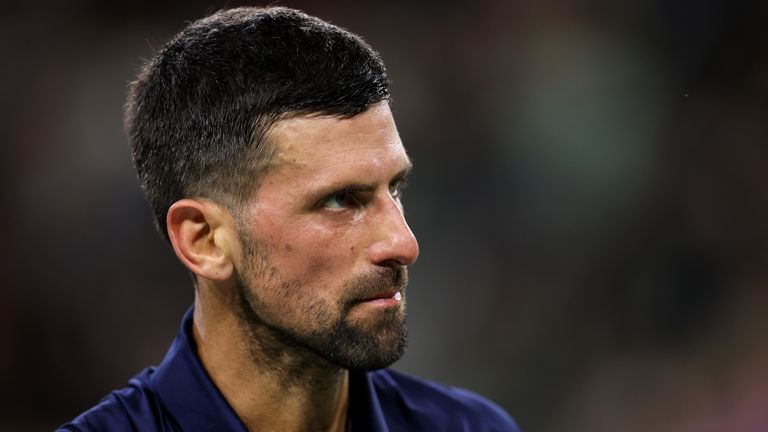 Novak Djokovic de Serbie montre sa déception contre Jack Draper de Grande-Bretagne lors de leur quatrième tour de l'Open BNP Paribas à Ind