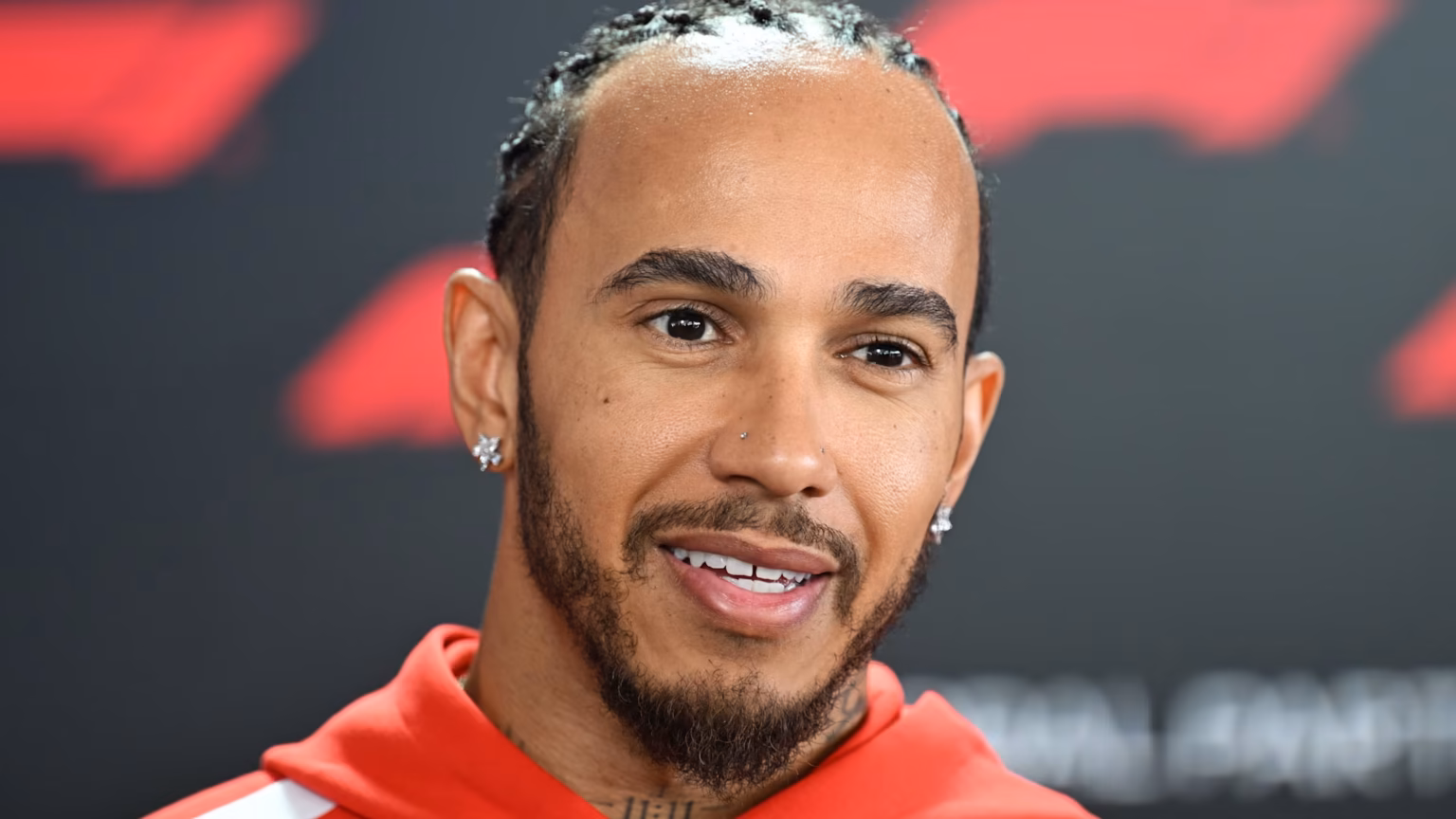 Hamilton explique pourquoi la Ferrari de cette année lui convient mieux alors qu’il évalue les perspectives pour le Japon