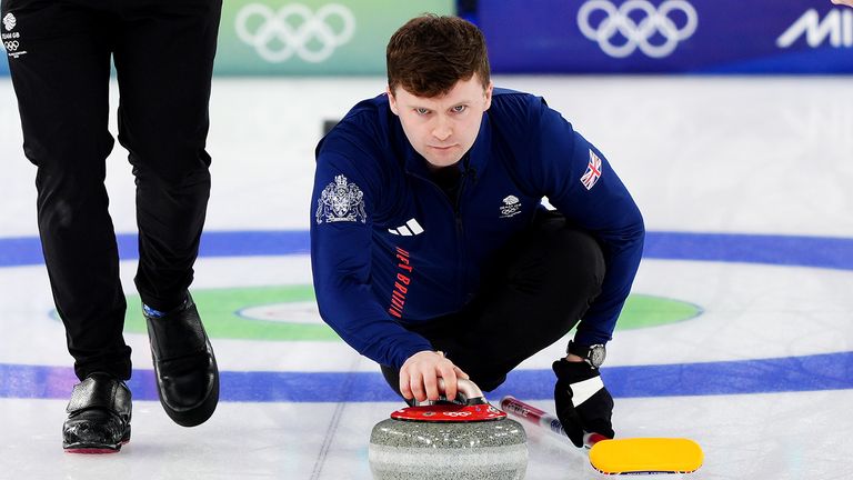 Bruce Mouat, en Grande-Bretagne, lors du match de médaille d'or de curling masculin contre le Canada au stade de curling, le quatorzième jour de la Milano Co