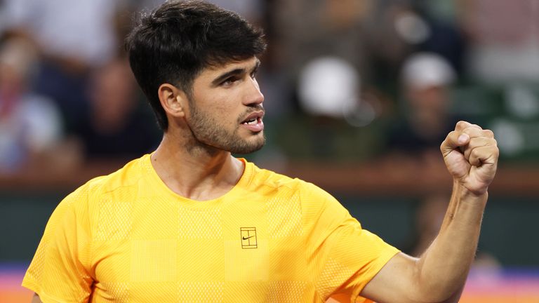 Carlos Alcaraz, d'Espagne, célèbre dans sa boîte d'équipe après sa victoire en deux sets contre Cameron Norrie, de Grande-Bretagne, dans leur quarterf