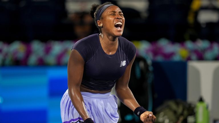 Coco Gauff des États-Unis réagit après avoir remporté un point contre Elina Svitolina d'Ukraine lors de leur match de demi-finale au Dubai Duty Free T