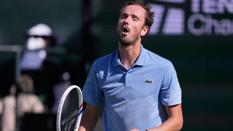 Daniil Medvedev, de Russie, réagit après avoir perdu un point contre Jannik Sinner, d'Italie, lors d'un match final au BNP Paribas Open de tennis