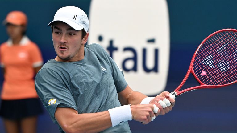 MIAMI GARDENS FL - 19 MARS : Joao Fonseca contre Fabian Marozsan lors de l'Open de Miami 2026 qui s'est tenu au Hard Rock Stadium le 19 mars 2026 à Miami Gardens, Floride. Crédit : mpi04/MediaPunch /IPX