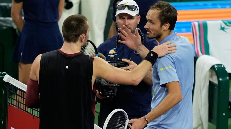 Jack Draper, d'Angleterre, à gauche, s'entretient avec Daniil Medvedev, de Russie, à droite, après que Medvedev ait battu Draper lors d'un match de quart de finale au tournoi de tennis BNP Paribas Open, le jeudi 12 mars 2026, à Indian Wells, en Californie (AP Photo/Mark J. Terrill)