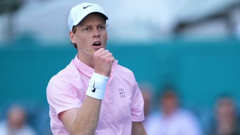 Jannik Sinner, d'Italie, célèbre un point contre Frances Tiafoe en demi-finale du tournoi de tennis Miami Open, le jeudi 26 mars 2026, à Miami Gardens, Floride (AP Photo/Jim Rassol)
