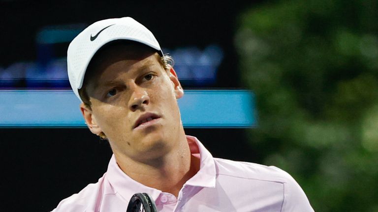 Jannik Sinner (ITA) en action lors d'un troisième tour de match contre Corentin Moutet (FRA) à l'Open de Miami