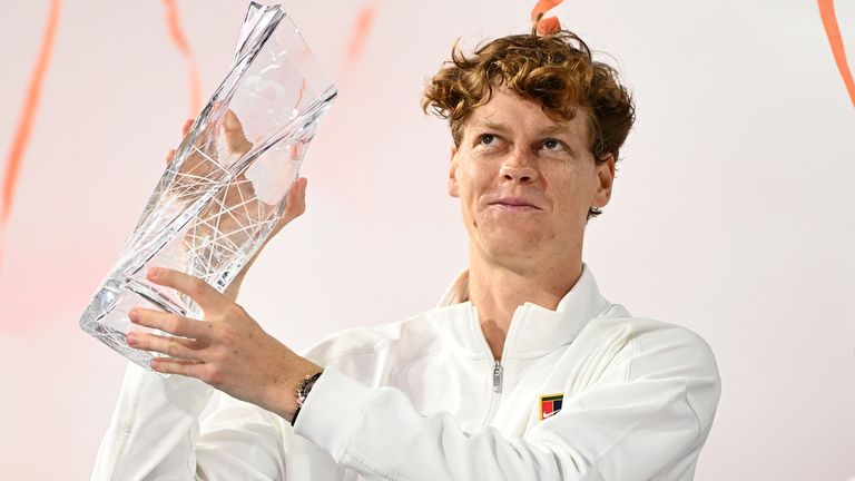 Jannik Sinner pose avec le trophée du championnat après avoir battu Jiri Lehecka lors de la finale masculine à l'Open de Miami qui s'est tenu au Hard Rock St.