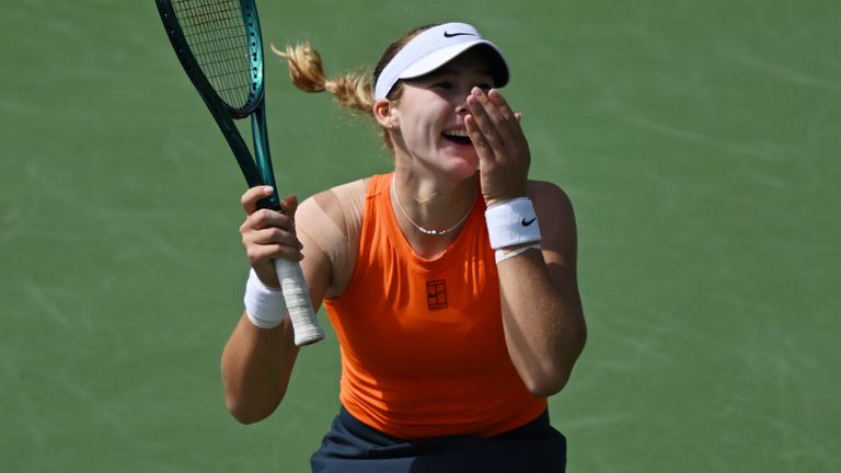 La Russe Mirra Andreeva célèbre sa victoire contre la Biélorusse Aryna Sabalenka lors de la finale de tennis en simple dames à l'Open BNP Paribas au Indian Wells Tennis Garden à Indian Wells, en Californie, le 16 mars 2025. (Photo de Patrick T. Fallon / AFP)