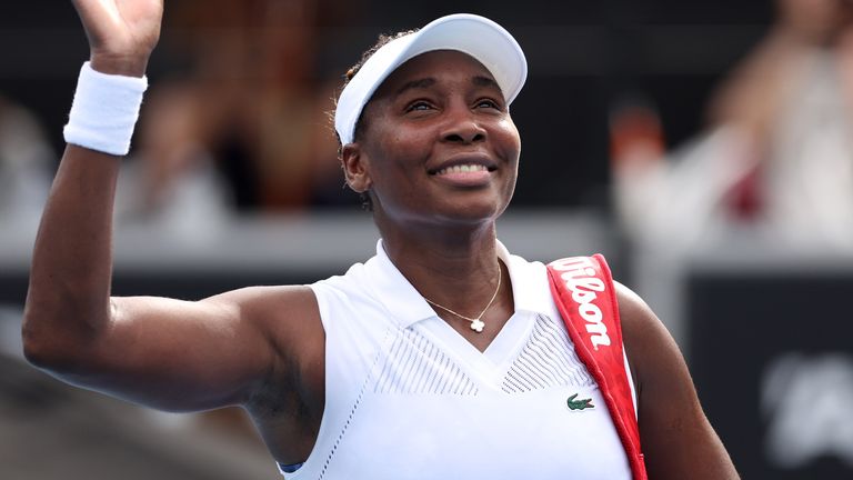 Venus Williams des États-Unis remercie la foule après avoir perdu son match contre Magda Linette de Pologne au cours de la deuxième journée de l'ASB Classic 2025 à l'ASB
