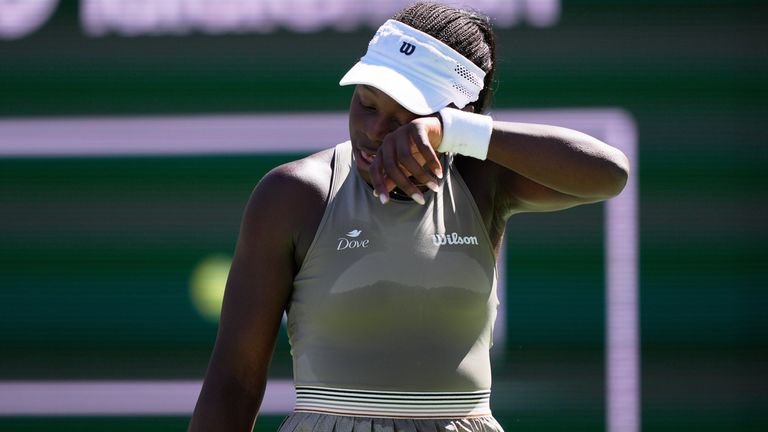 Victoria Mboko, du Canada, réagit après avoir perdu un point contre Aryna Sabalenka, du Bélarus, lors d'un match quart de finale au BNP Paribas O
