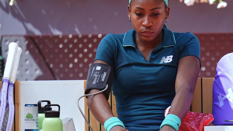 L'Américaine Coco Gauff reçoit des soins médicaux lors de son match contre la Roumaine Sorana Cirstea au tournoi de tennis Open de Madrid, le dimanche 26 avril 2026, à Madrid. (Photo AP/Manu Fernández)