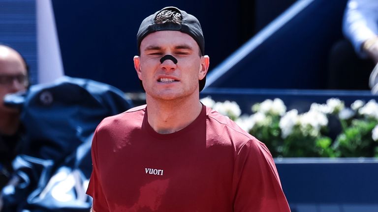 Jack Draper de Grande-Bretagne en action contre Tomas Martin Etcheverry d'Argentine lors du premier match de tennis de l'Ope de Barcelone