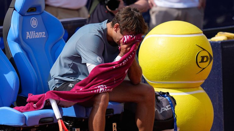 L'Italien Flavio Cobolli après avoir remporté sa demi-finale contre l'Allemand Alexander Zverev (AP Photo/Matthias Schrader)