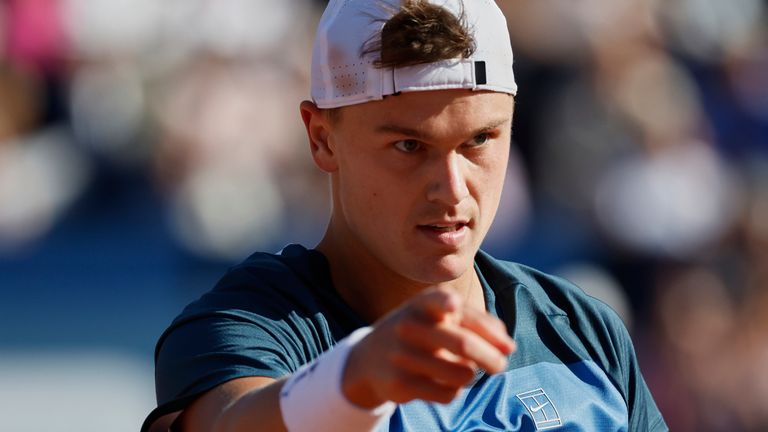 Le Danois Holger Rune réagit lors de la finale de tennis de l'ATP Barcelona Open contre l'Espagnol Carlos Alcaraz à Barcelone, Espagne, le dimanche 20 avril 2025. AP Photo/Joan Monfort)