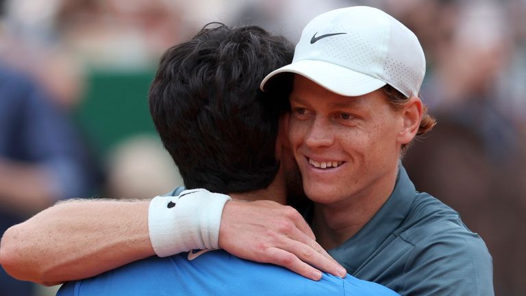 Jannik SInner et Carlos Alcaraz s'embrassent après la finale du Monte-Carlo Masters