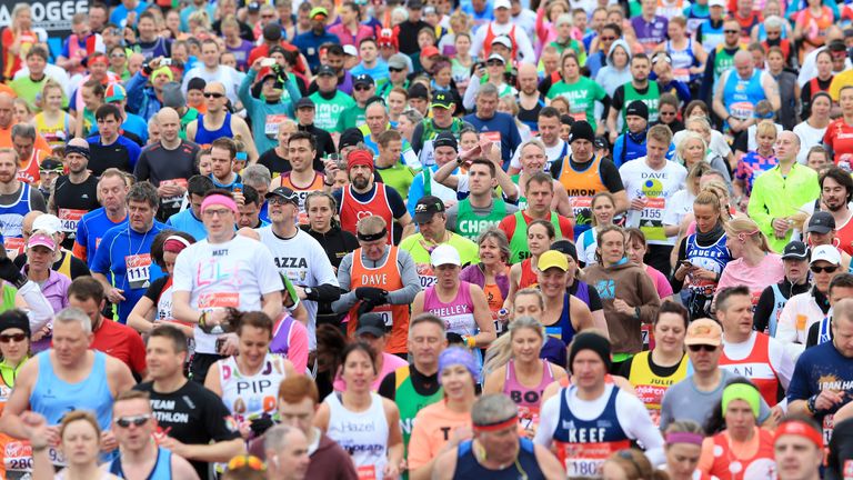 Les coureurs franchissent la ligne de départ lors du marathon de Londres Virgin Money 2016. ASSOCIATION DE PRESSE Photo. Date de la photo : dimanche 24 avril 2016. Voir PA Story ATHLETICS Marathon. Le crédit photo devrait se lire comme suit : Adam Davy/PA Wire