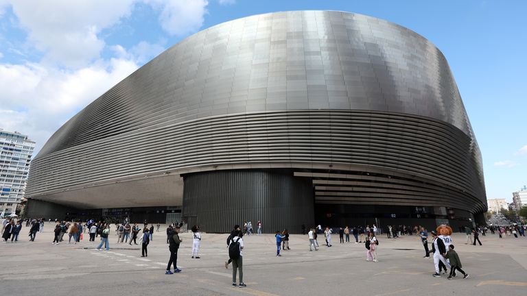 Vue générale à l'extérieur du stade avant le match LaLiga EA Sports entre le Real Madrid CF et l'Atletico de Madrid au stade Santiago Berna