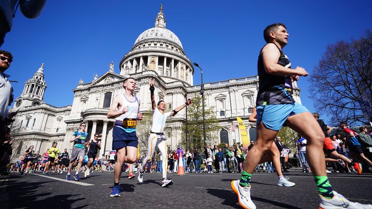 Les coureurs participant au semi-marathon des monuments de Londres passent devant la cathédrale Saint-Paul. L'événement verra 20 000 coureurs affronter le 13.1-