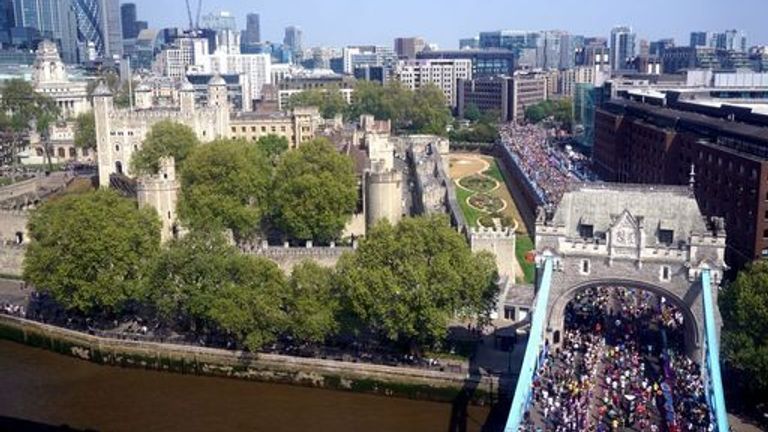 Une vue générale de la Tour de Londres alors que la course à participation de masse traverse Tower Bridge pendant le marathon de Londres TCS. Date de la photo : di
